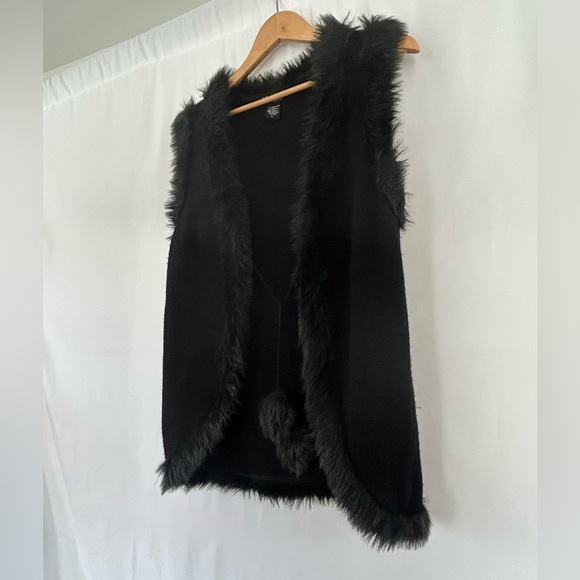 Attyre New York Size Large Black Vest Faux Fur Border and Tie Balls - Picture 4 of 9